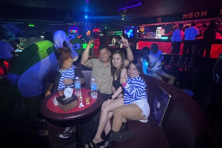 Makati : Pubcrawl Midget boxing rooftop muziek en gogo clubs