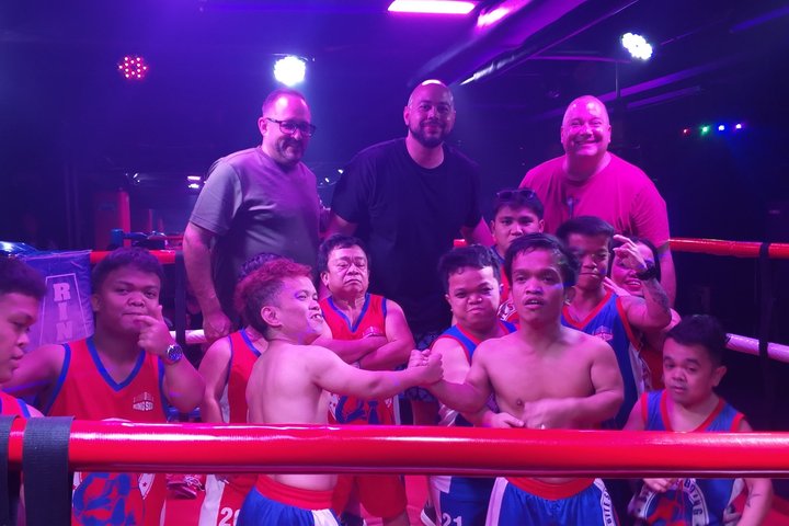Makati : Pubcrawl Midget boxing rooftop muziek en gogo clubs