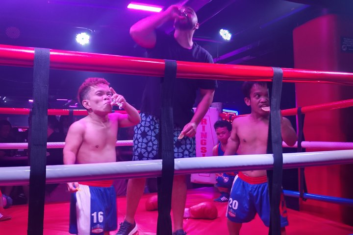 Makati : Pubcrawl Midget boxing rooftop muziek en gogo clubs