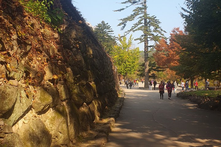 Exploring a thousand years Buddhism temple from Seoraksan hiking