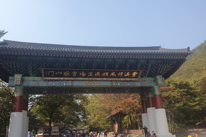 Exploring a thousand years Buddhism temple from Seoraksan hiking