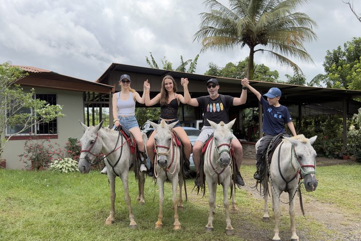 Horseback Riding Adventure i La Fortuna med River Crossings