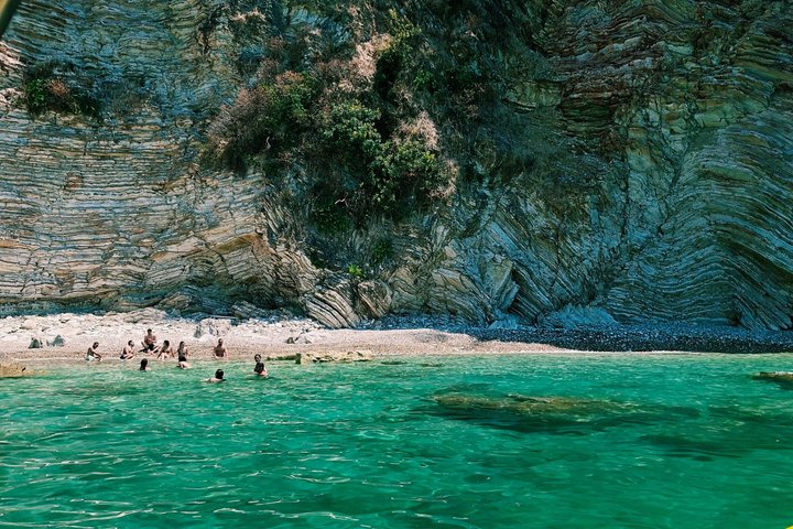 Sarandë : Excursion en bateau en petit groupe avec arrêts baignade, boissons et parasols