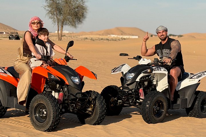 Safari dans le désert Abu Dhabi avec quad, dîner barbecue et balade à dos de chameau