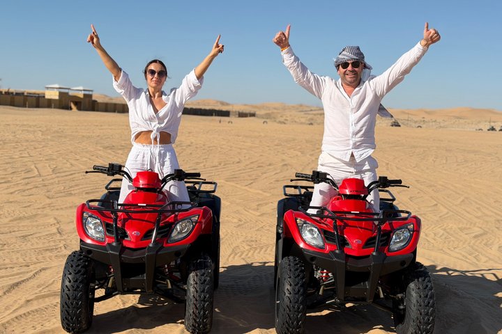 Safari dans le désert Abu Dhabi avec quad, dîner barbecue et balade à dos de chameau