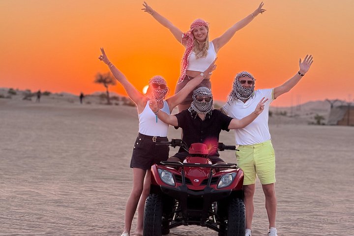 Safari dans le désert Abu Dhabi avec quad, dîner barbecue et balade à dos de chameau