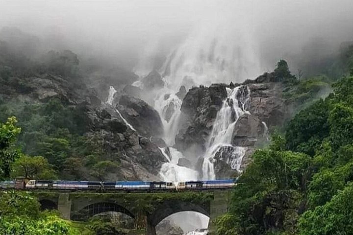 Dudhsagar Waterfalls Tour Jeep Safari og Spice Plantation Besøg