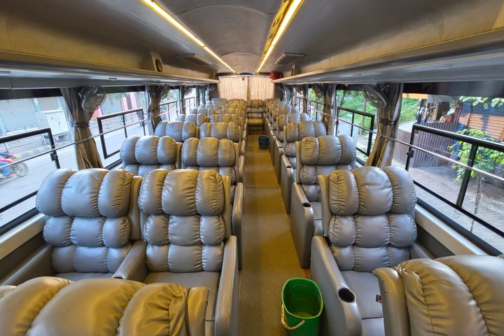 Lumbini naar Kathmandu Tourist Bus VIP / Premium Economy Sofa Seater