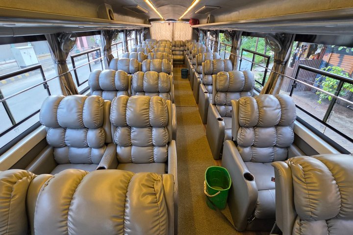 Lumbini naar Kathmandu Tourist Bus VIP / Premium Economy Sofa Seater