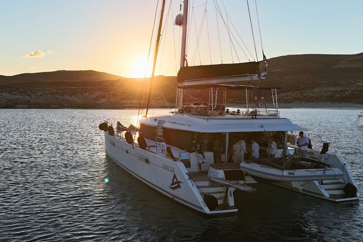 Crucero al atardecer en catamarán con comida, bebidas y traslado