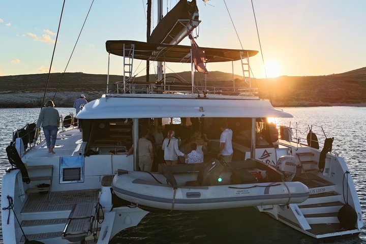 Crucero al atardecer en catamarán con comida, bebidas y traslado