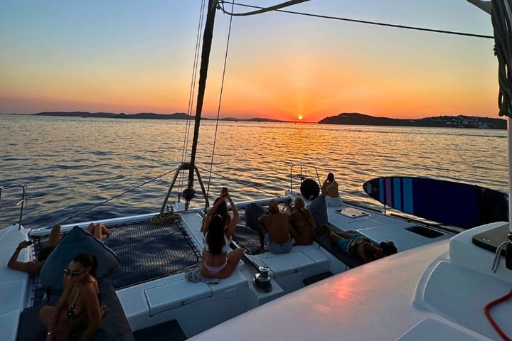 Crucero al atardecer en catamarán con comida, bebidas y traslado