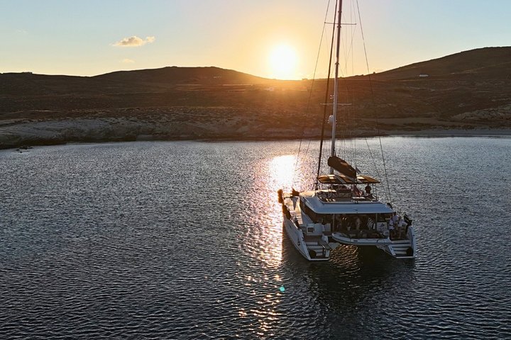 Crucero al atardecer en catamarán con comida, bebidas y traslado