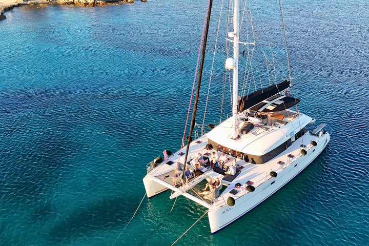 Crucero al atardecer en catamarán con comida, bebidas y traslado