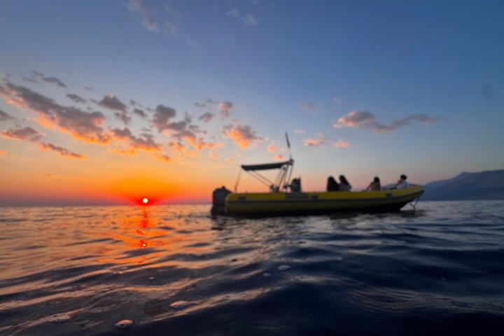 Sarandë : Excursion en bateau en petit groupe avec arrêts baignade, boissons et parasols