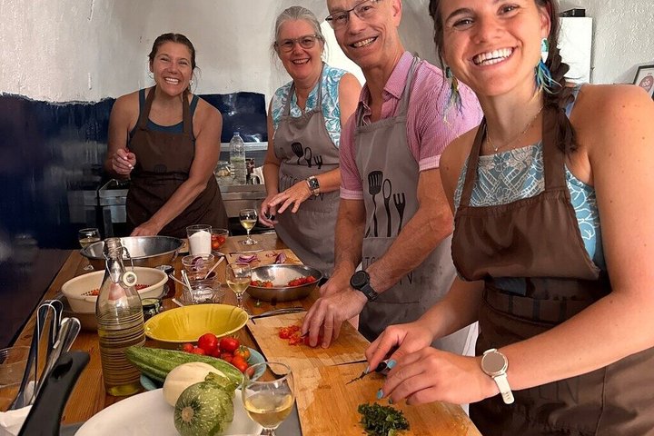 Excursão gastronômica e vinícola na fazenda familiar de Santorini com aula de culinária