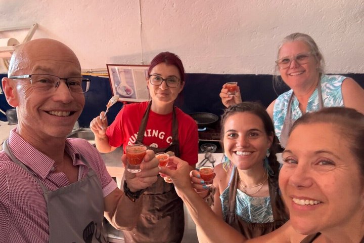 Excursão gastronômica e vinícola na fazenda familiar de Santorini com aula de culinária
