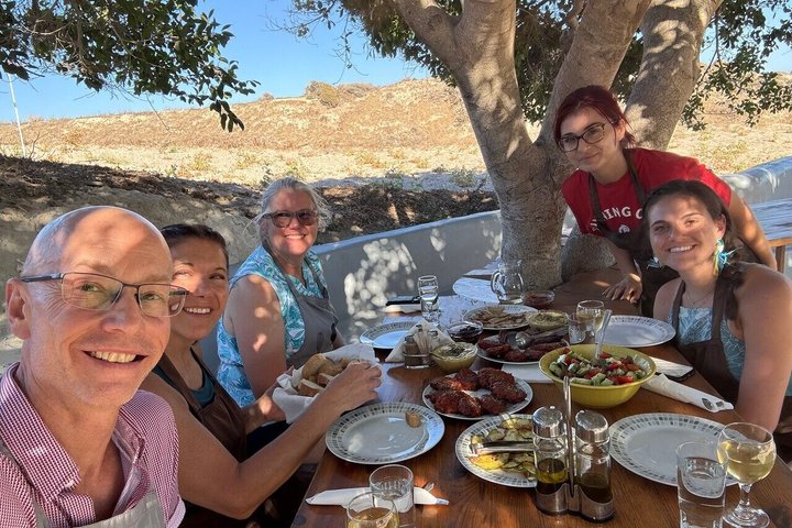 Excursão gastronômica e vinícola na fazenda familiar de Santorini com aula de culinária
