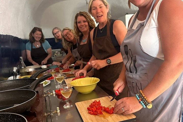 Excursão gastronômica e vinícola na fazenda familiar de Santorini com aula de culinária