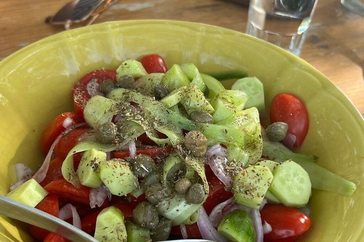 Excursão gastronômica e vinícola na fazenda familiar de Santorini com aula de culinária