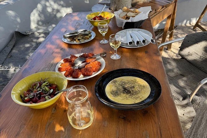 Excursão gastronômica e vinícola na fazenda familiar de Santorini com aula de culinária