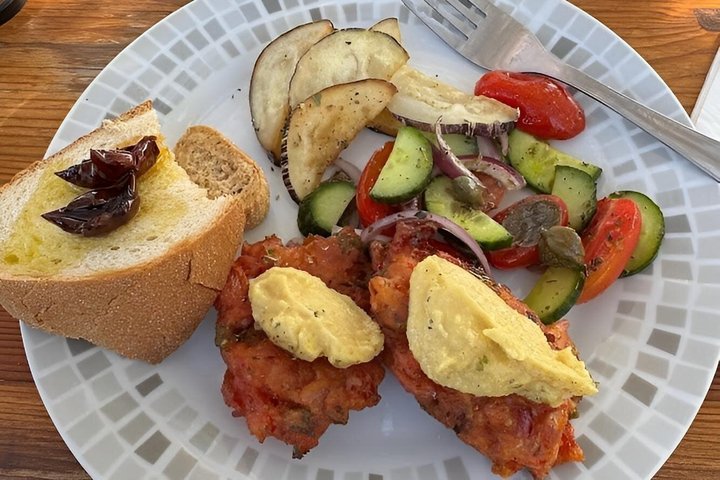 Excursão gastronômica e vinícola na fazenda familiar de Santorini com aula de culinária