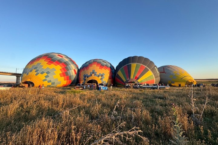 Komfort varmluftballonflyvning ved solopgang i Segovia