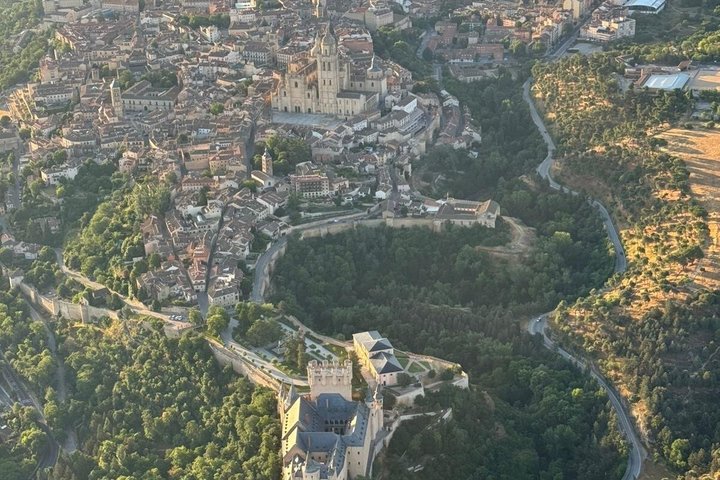 Komfort varmluftballonflyvning ved solopgang i Segovia