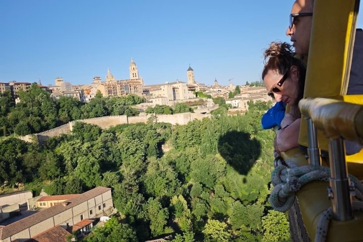 Komfort varmluftballonflyvning ved solopgang i Segovia