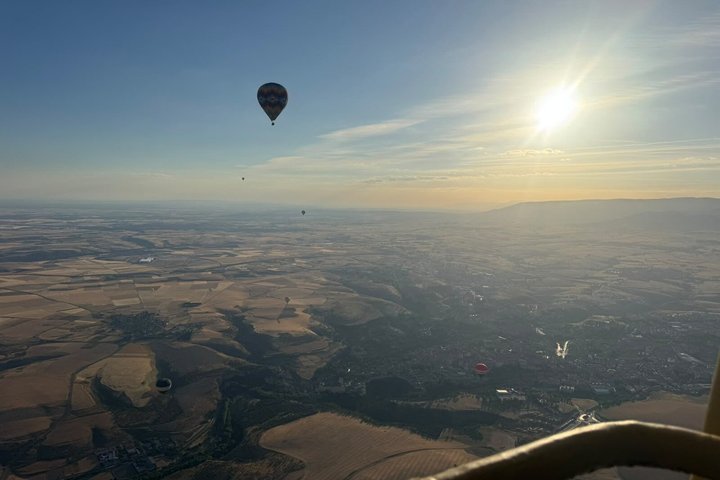 Komfort varmluftballonflyvning ved solopgang i Segovia