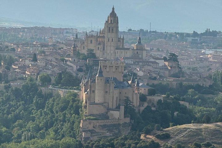 Komfort varmluftballonflyvning ved solopgang i Segovia