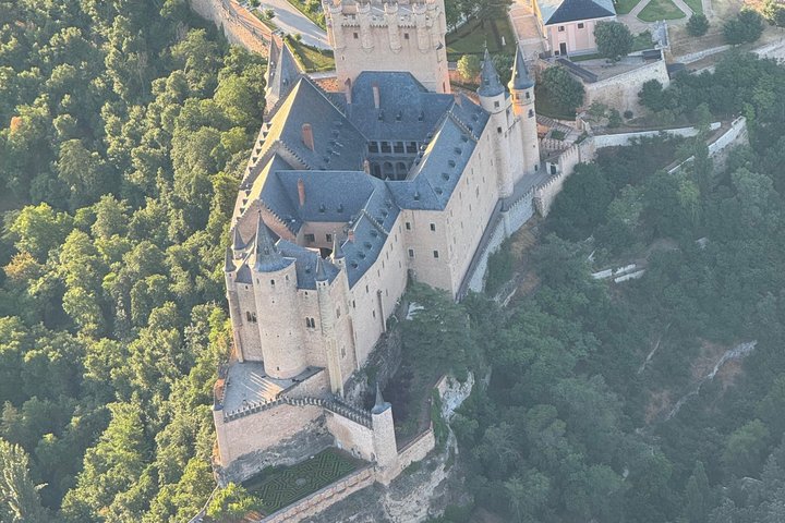 Komfort varmluftballonflyvning ved solopgang i Segovia