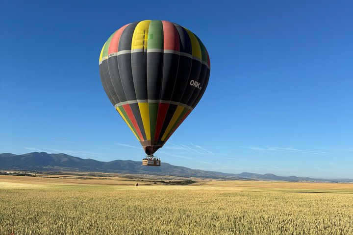 Komfort varmluftballonflyvning ved solopgang i Segovia