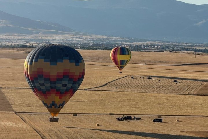 Komfort varmluftballonflyvning ved solopgang i Segovia