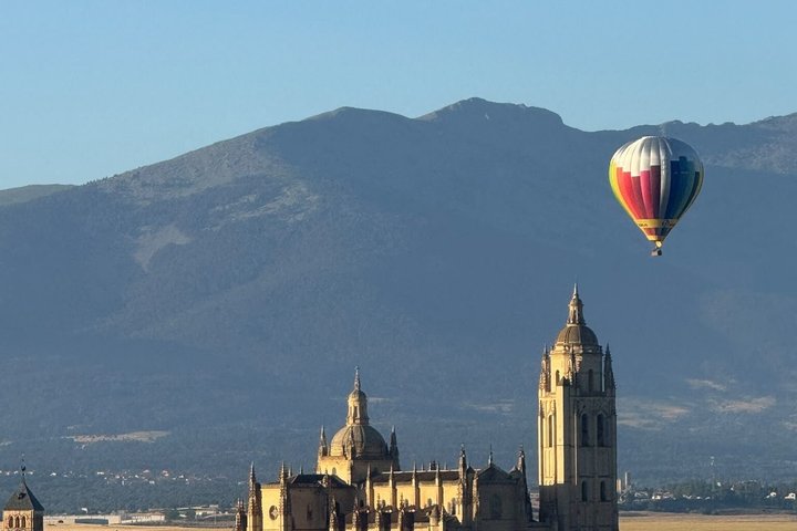 Komfort varmluftballonflyvning ved solopgang i Segovia