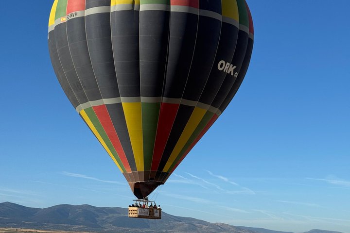 Komfort varmluftballonflyvning ved solopgang i Segovia
