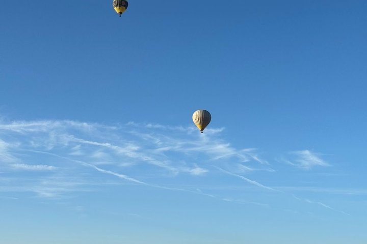 Komfort varmluftballonflyvning ved solopgang i Segovia