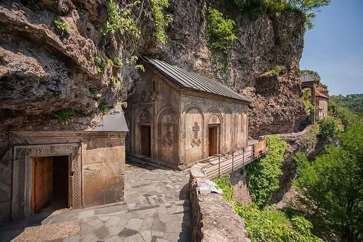 Chiatura Katskhi Pillar and Mgvimevi Monastery Tour From Kutaisi