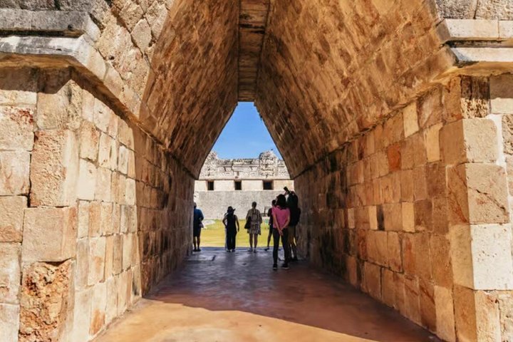 Uxmal, Hacienda Mucuyché, Cenotes y Auténtica Cocina Yucateca