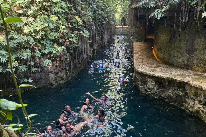 Uxmal, Hacienda Mucuyché, Cenotes y Auténtica Cocina Yucateca