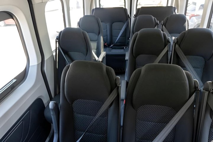 Privater SXM Flughafentransfer Fahrer wartet, jedes Hotel ab 29$