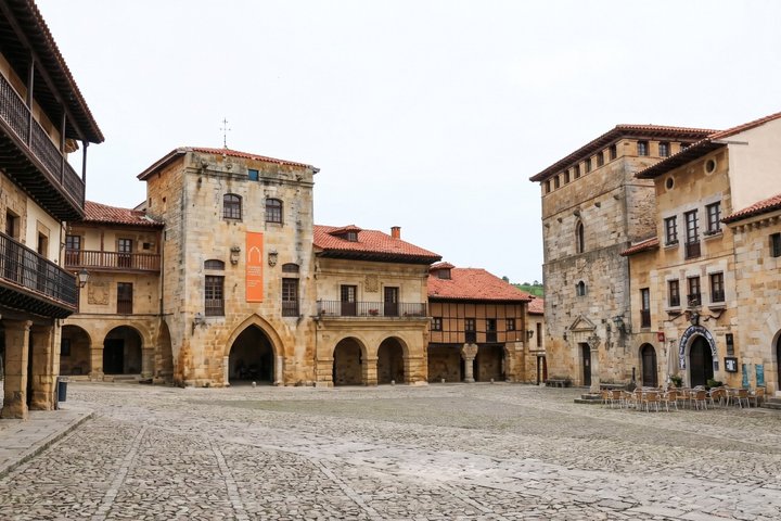 Passeggiata storica privata personalizzabile a Santillana del Mar