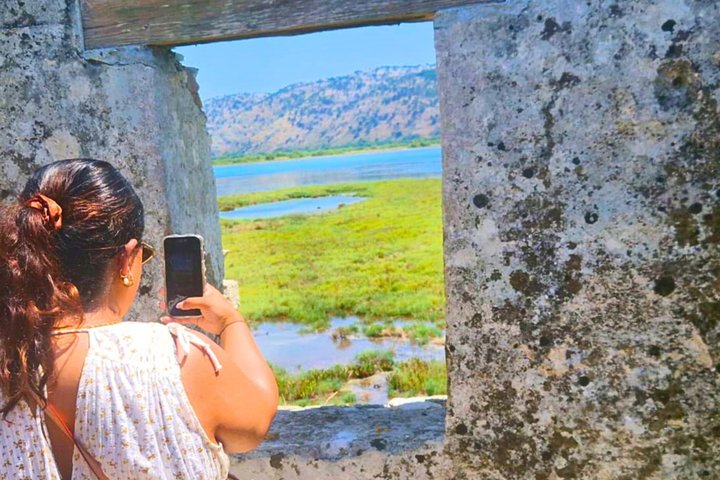 Från Sarande : Rundtur på slottet Butrint , Blue Eye och Lekursi
