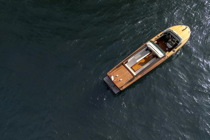 Privé rondvaart met een houten boot over het Comomeer en Italiaans glamour