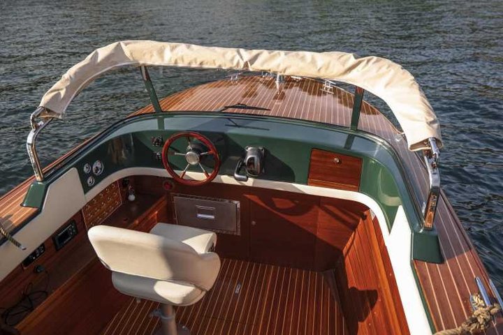 Privé rondvaart met een houten boot over het Comomeer en Italiaans glamour