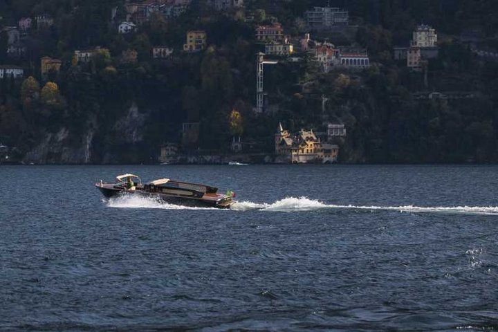 Privé rondvaart met een houten boot over het Comomeer en Italiaans glamour