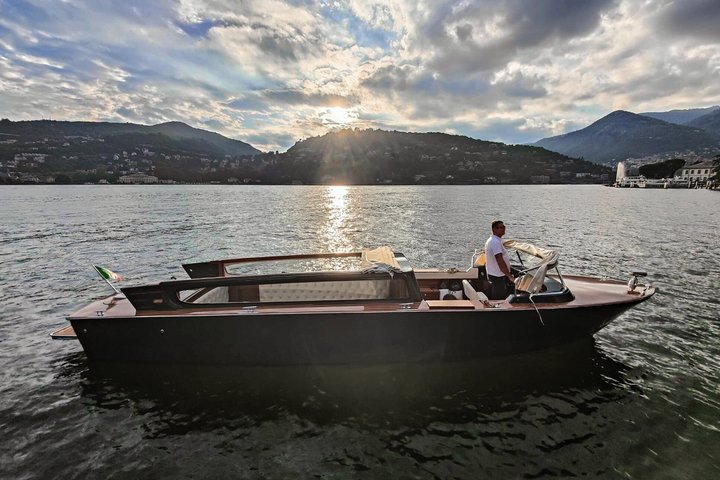 Privé rondvaart met een houten boot over het Comomeer en Italiaans glamour