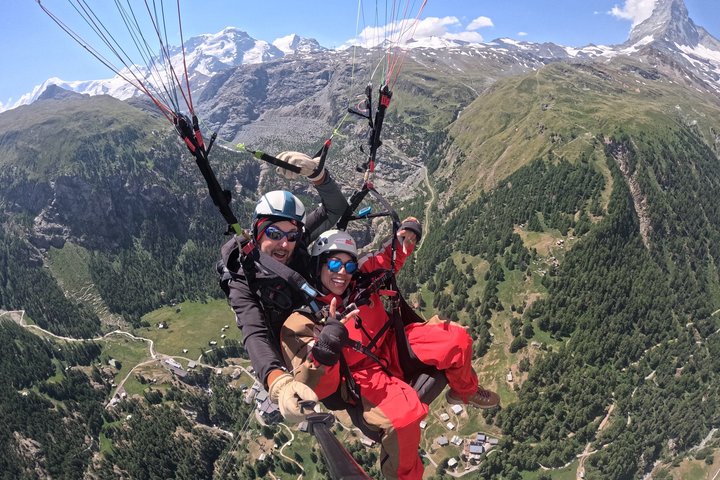 Vol en tandem en parapente à Zermatt avec vue sur le Cervin (20–25min)