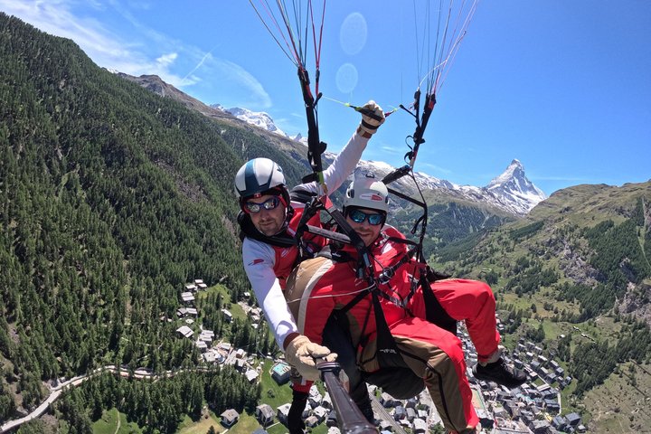 Vol en tandem en parapente à Zermatt avec vue sur le Cervin (20–25min)