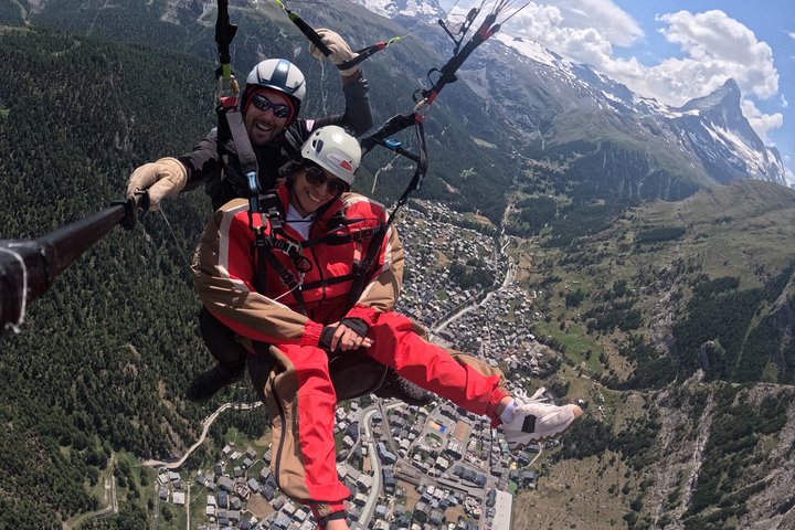 Vol en tandem en parapente à Zermatt avec vue sur le Cervin (20–25min)
